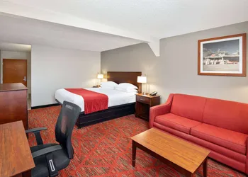 Ramada by Wyndham Bowling Green hotel thumbnail 5