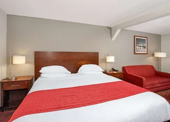 Ramada by Wyndham Bowling Green hotel thumbnail 6