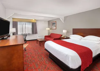Ramada by Wyndham Bowling Green hotel thumbnail 7