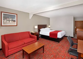 Ramada by Wyndham Bowling Green hotel thumbnail 8