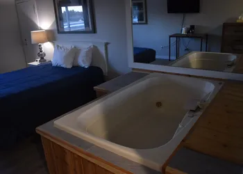 Lake Cadillac Resort hotel thumbnail 5