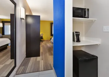 Holiday Inn Express Detroit-Warren by IHG hotel thumbnail 3