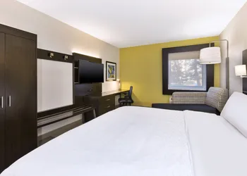 Holiday Inn Express Detroit-Warren by IHG hotel thumbnail 5