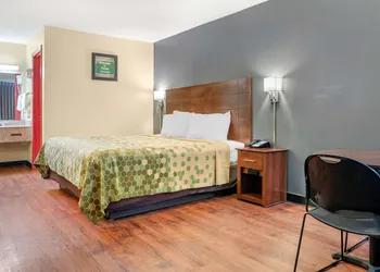 Econo Lodge Inn & Suites Forest hotel thumbnail 4
