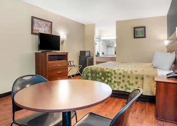 Econo Lodge Inn & Suites Forest hotel thumbnail 5