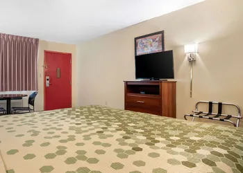 Econo Lodge Inn & Suites Forest hotel thumbnail 6