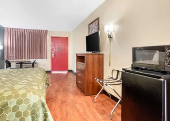 Econo Lodge Inn & Suites Forest hotel thumbnail 7