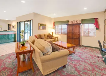 Super 8 by Wyndham Bonne Terre hotel thumbnail 2