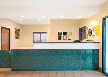 Super 8 by Wyndham Bonne Terre hotel thumbnail 3
