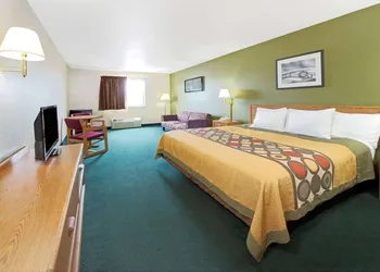 Super 8 by Wyndham Bonne Terre hotel thumbnail 6