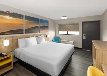 Days Inn by Wyndham Kansas City Northeast hotel thumbnail 8