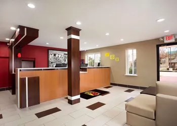 Super 8 by Wyndham Joplin hotel thumbnail 2