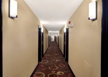 Super 8 by Wyndham Joplin hotel thumbnail 3
