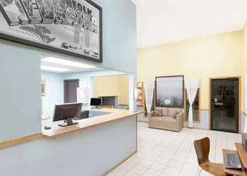 Super 8 by Wyndham Norfolk hotel thumbnail 2