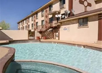 Super 8 by Wyndham Carlsbad hotel thumbnail 8