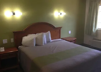 Red Carpet Inn New Brunswick hotel thumbnail 5