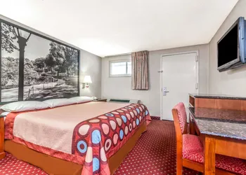 Super 8 by Wyndham North Bergen NJ/NYC Area hotel thumbnail 6
