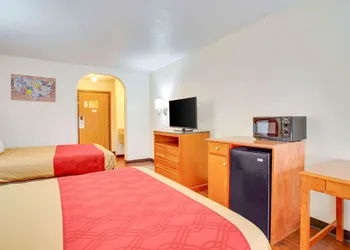 Econo Lodge Inn & Suites Albuquerque East I-40 Eubank Exit hotel thumbnail 8