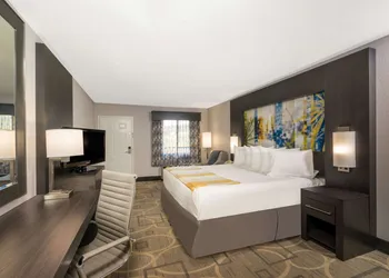 Days Inn by Wyndham Asheville Downtown North hotel thumbnail 5
