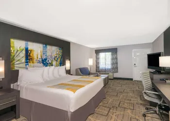 Days Inn by Wyndham Asheville Downtown North hotel thumbnail 8