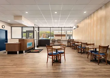 Super 8 by Wyndham Liverpool/Syracuse North Airport hotel thumbnail 2