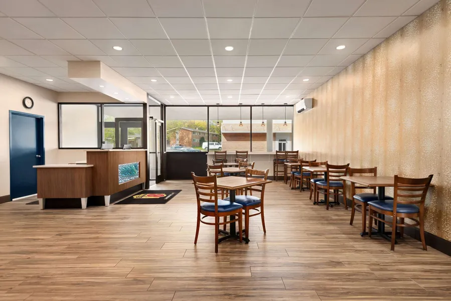 Super 8 by Wyndham Liverpool/Syracuse North Airport hotel detail image 2
