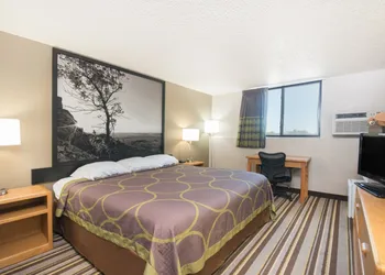 Super 8 by Wyndham Jamestown hotel thumbnail 4