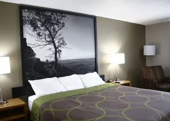 Super 8 by Wyndham Jamestown hotel thumbnail 5