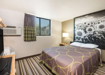 Super 8 by Wyndham Jamestown hotel thumbnail 6