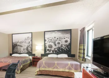 Super 8 by Wyndham Jamestown hotel thumbnail 7