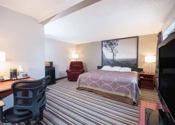 Super 8 by Wyndham Jamestown hotel thumbnail 8