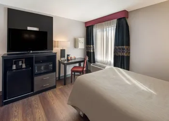 Quality inn & Suites Cincinnati I-275 hotel thumbnail 8