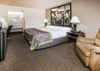 Super 8 by Wyndham Oklahoma Airport Fairgrounds West hotel thumbnail 6