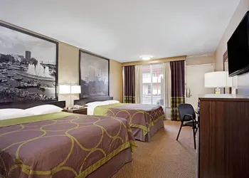 Super 8 by Wyndham Oklahoma/Frontier City hotel thumbnail 8
