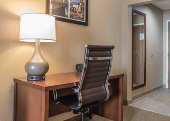 Comfort Suites Mason near Kings Island hotel thumbnail 5