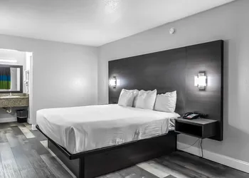 SureStay Hotel by Best Western Oklahoma City West hotel thumbnail 7