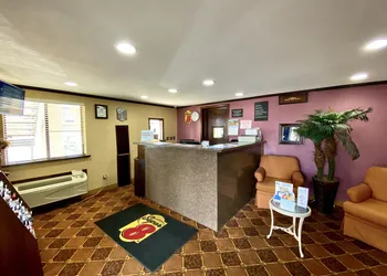Super 8 by Wyndham Shawnee hotel thumbnail 4
