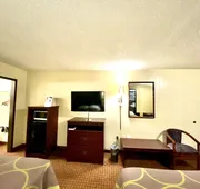 Super 8 by Wyndham Shawnee hotel detail image 5