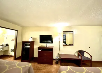 Super 8 by Wyndham Shawnee hotel thumbnail 5
