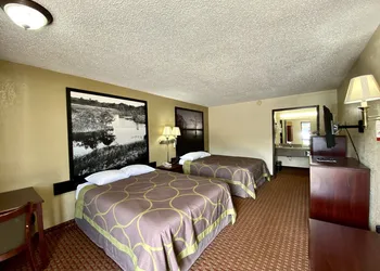 Super 8 by Wyndham Shawnee hotel thumbnail 6