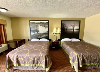Super 8 by Wyndham Shawnee hotel thumbnail 7