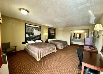 Super 8 by Wyndham Shawnee hotel thumbnail 8