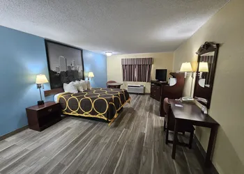 Super 8 by Wyndham Clinton OK hotel thumbnail 6