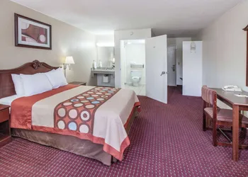Super 8 by Wyndham Clinton hotel thumbnail 4