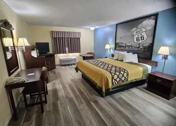 Super 8 by Wyndham Clinton hotel thumbnail 5