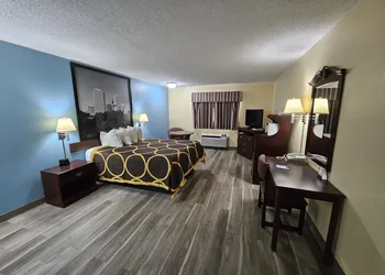 Super 8 by Wyndham Clinton hotel thumbnail 6