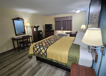 Super 8 by Wyndham Clinton hotel thumbnail 8