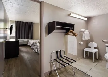 Red Roof Inn New Stanton hotel thumbnail 7