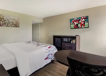 Red Roof Inn New Stanton hotel thumbnail 8