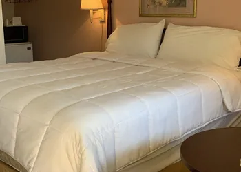 Red Carpet Inn hotel thumbnail 7
